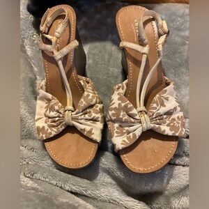 The original Arizona jeans company Women's Tan Floral Sandals